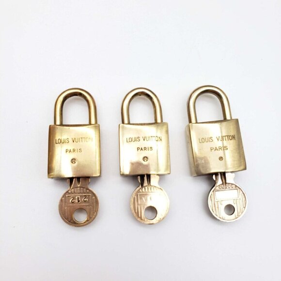 100% Authentic Louis Vuitton Vintage Lock Shiny Gold [ 1 Lock and 1 Key] - Picture 2 of 5